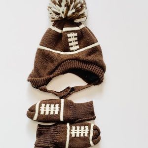 The CHILDREN’s Place Football PomPom Hat/Mitts